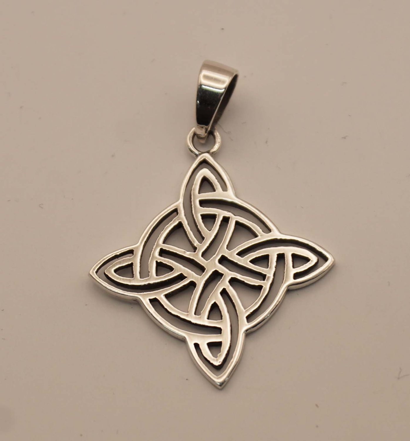 Zilveren hanger eeuwige knoop - sterling zilveren hanger van een 4 delige knoop - celtic knoop voor aan ketting - hanger van keltische knoop - geknoopte zilver hangertje
