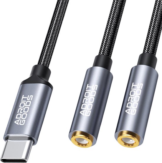USB-C naar dubbele 3,5mm jack splitter met grijze behuizing en gevlochten zwarte kabel. Tekst: AdroitGoods.