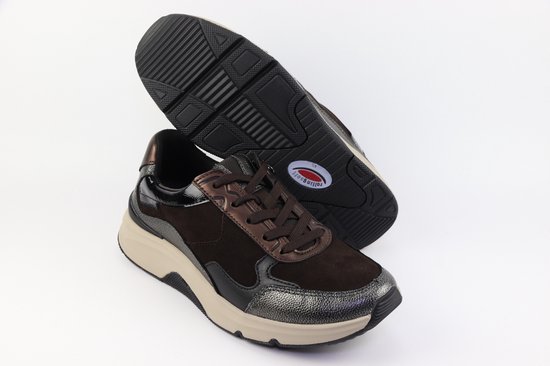 Paar donkere bruine sneakers. Eén sneaker met bovenkant zichtbaar, de ander met de lichtbruine zool met profiel zichtbaar.