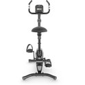 Zwarte hometrainer met display, verstelbaar zadel en pedalen.
