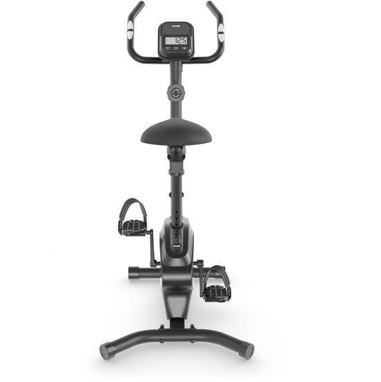 Zwarte hometrainer met display, verstelbaar zadel en pedalen.