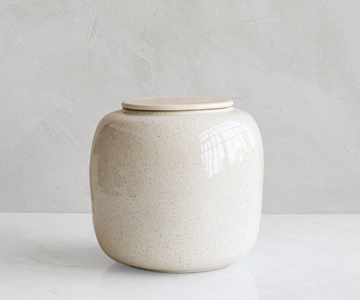 SERES Keramische Urn - Handgemaakt - Wit Gespikkeld - 3.7 Liter - Grote Crematie Urn voor Volwassene - Inclusief Aszak