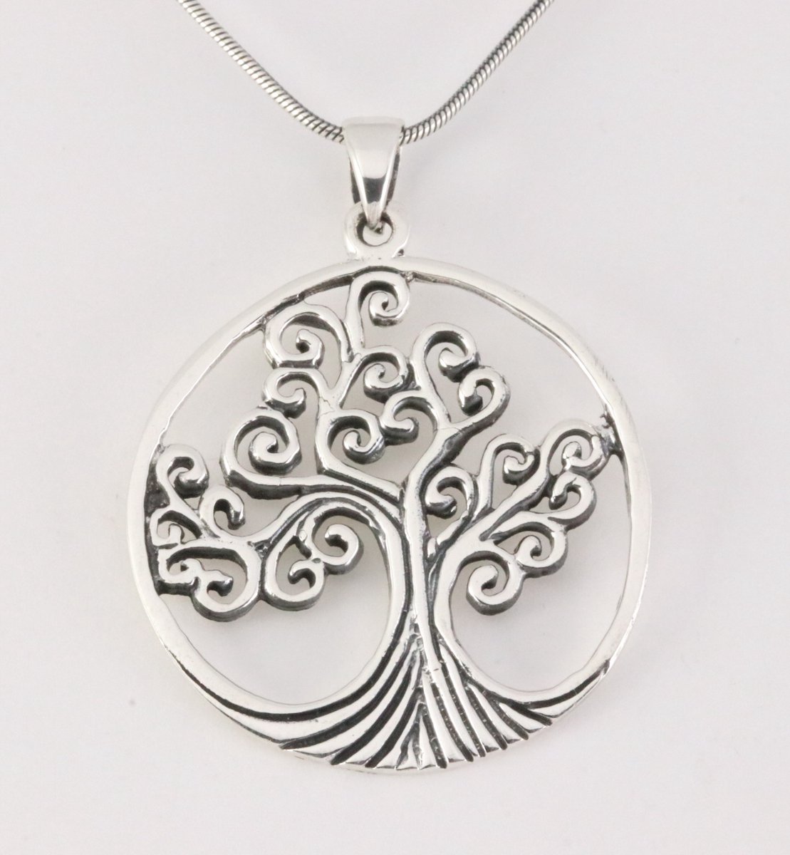Ronde zilveren hanger met levensboom aan ketting