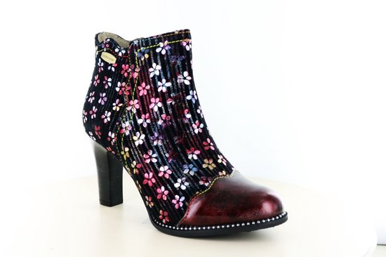 Zwarte enkellaars met bloemenprint in roze, wit en geel, met een bordeauxrode neus en hoge hak.