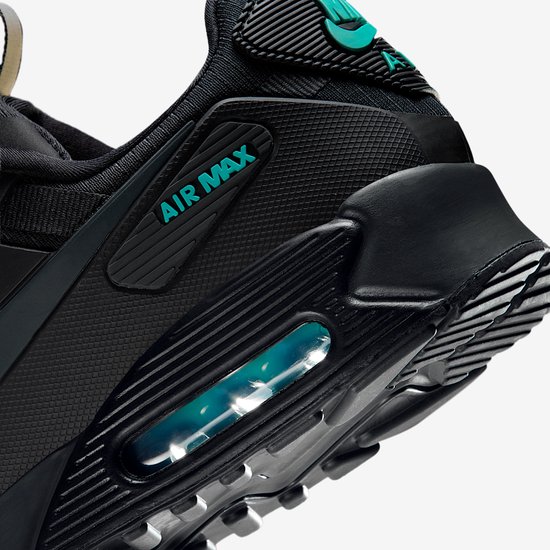Detailopname van de zijflap met het turquoise Air Max-logo en het zichtbare Air-element in de zwarte tussenzool.
