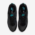 Bovenaanzicht van het paar zwarte Nike Air Max 90 sneakers met turquoise Nike Air-branding op de binnenzool en tong.
