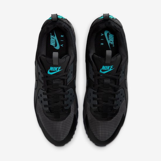 Bovenaanzicht van het paar zwarte Nike Air Max 90 sneakers met turquoise Nike Air-branding op de binnenzool en tong.