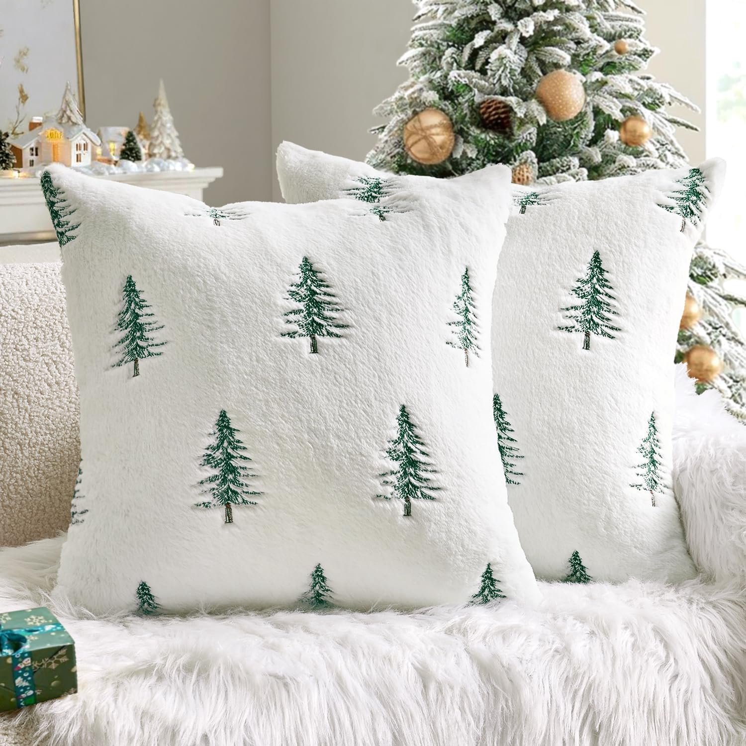 Kerst-sierkussenhoezen van imitatiebont (45 x 45 cm, wit & groen, set van 2) – Geborduurd kerstboommotief; winterse woondecoratie voor bank, woonkamer of slaapkamer
