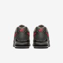 Achterkant van grijze Nike Air Max sneakers met roze Nike Air-logo op de hiel en zwarte zolen.