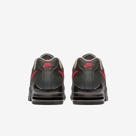 Achterkant van grijze Nike Air Max sneakers met roze Nike Air-logo op de hiel en zwarte zolen.