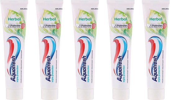 Vijf identieke tubes Aquafresh Herbal tandpasta met de iconische rood-wit-blauwe streep en groene accenten.