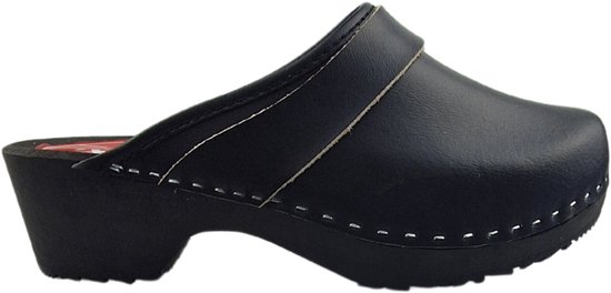 Zwarte leren klomp met band en witte stiksels.