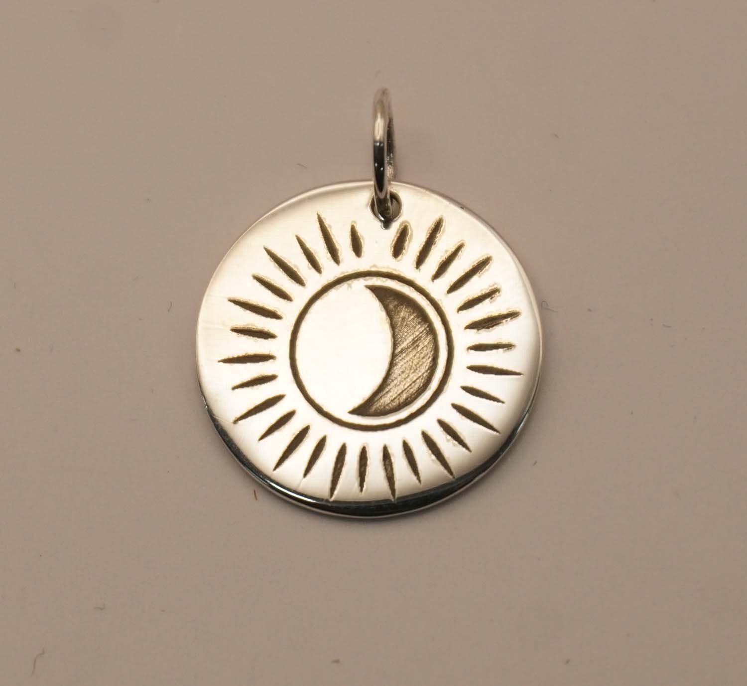 Zilveren hanger maan op schildje - sterling zilveren hanger mooie maan - kleine hanger maan voor aan ketting - klein hanger moon gemaakt van 925 zilver voor aan collier