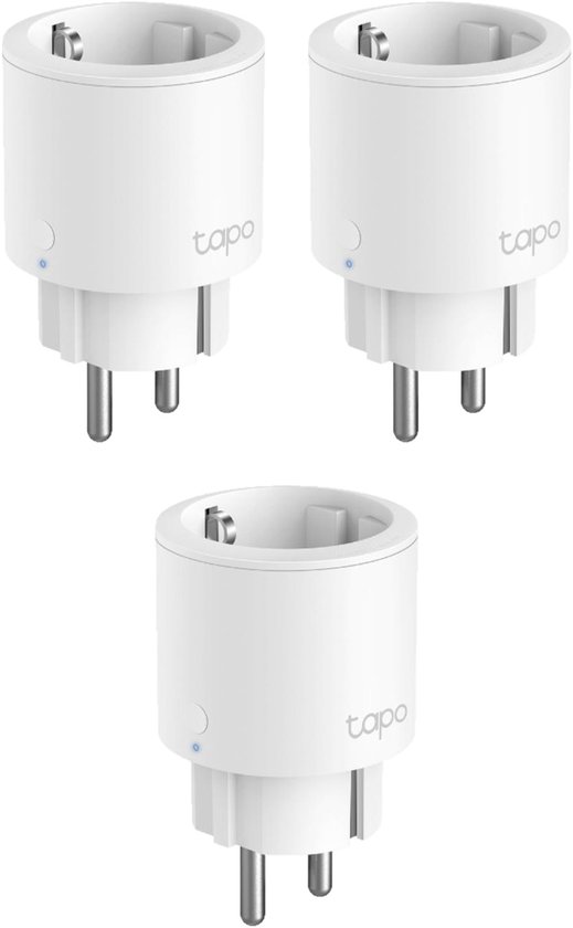 Drie witte Tapo slimme stekkers met ronde behuizing, type F-stekker en klein blauw ledlampje.