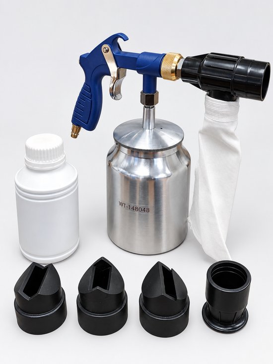 Handzandstraler met blauw pistool, zilveren beker, witte zak, witte fles en vier zwarte spuitmonden.