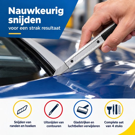 Hand met een metalen hobbymes snijdt folie op een blauwe auto. Tekst: Nauwkeurig snijden voor een strak resultaat.