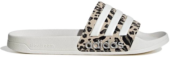 Witte adidas Adilette slipper met luipaardprint band, witte strepen en 'adidas' en 'cloudfoam' tekst op de zool.