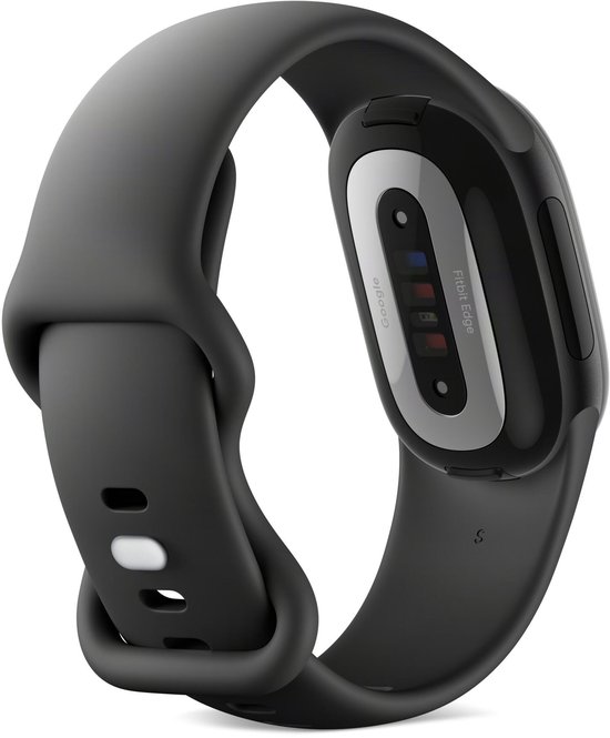 Achterkant van de zwarte Fitbit Edge met sensor-array, merknaam Google en Fitbit Edge op de glanzende behuizing.