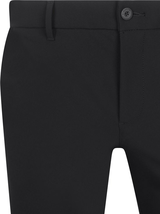Sluiting van een zwarte Alberto chino broek met knoop en rits.