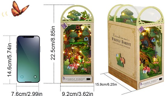 Afmetingen van de "Firefly Forest" boekeninleg met een mobiele telefoon als referentie. Ook een gedetailleerde weergave van het huisje.