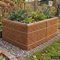 Rechthoekige houten moestuinbak bekleed met kokosvezelmat en vastgezet met touw, gevuld met diverse groenten.