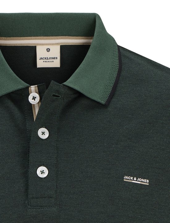 Close-up van de kraag en knoopsluiting van een donkergroen poloshirt met JACK & JONES label.