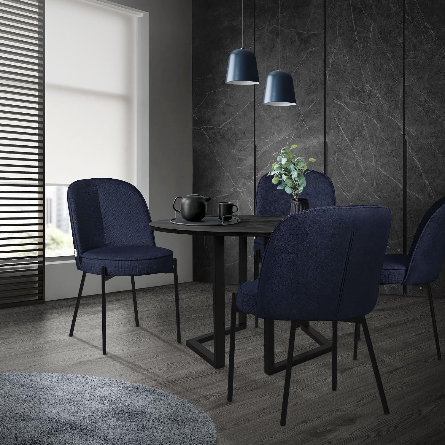 Ronde Eetkamerstoelen Nova Donkerblauw Set van 2 – Gestoffeerde Keukenstoelen met Ergonomische Rugleuning, Zachte Polyester Bekleding, Dikke Vulling en Zwarte Metalen Poten – Moderne Scandinavische Eetkamerstoelen voor Eetkamer, Keuken en Woonkamer –