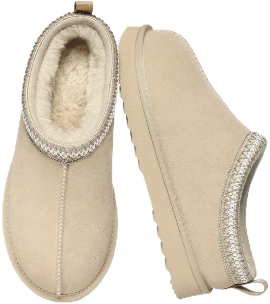 Paar beige suède instapschoenen met imitatievacht voering.