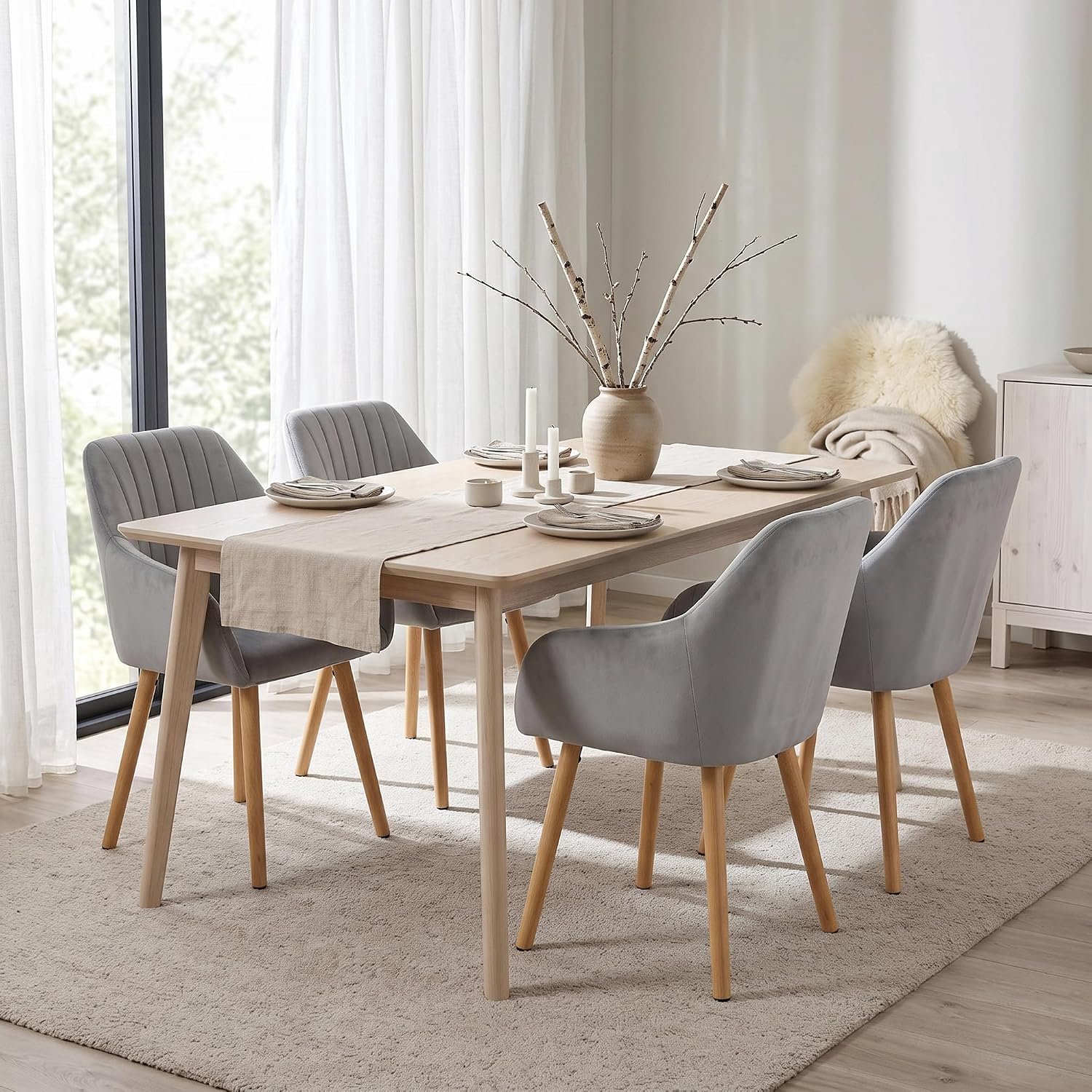 Luxe Velours Eetkamerstoelen met Armleuningen Set van 6 – Lichtgrijs Gestoffeerde Keukenstoelen met Ergonomische Rugleuning, Houten Poten en Stabiele Ondersteuning voor Eetkamer, Woonkamer en Keuken – 57,5 x 63 x 82 cm