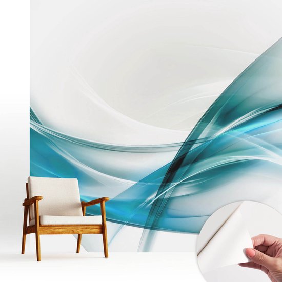 Abstract blauw en wit golfbehang achter een fauteuil, met een hand die een hoek van het behang omvouwt.