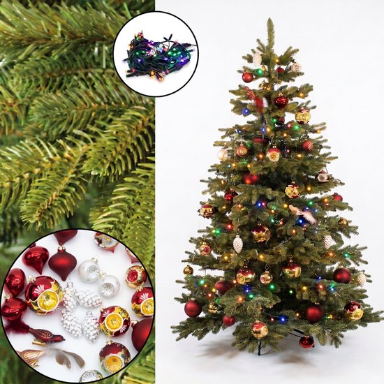 Kunstkerstboom met decoraties en lichtjes, inclusief close-up van takken en ornamenten.