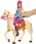Een hand houdt een Barbie-pop vast die op een lichtbruin paard met roze helm zit.