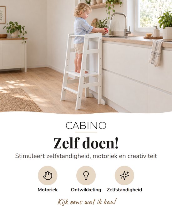 Cabino witte leertoren in keuken; kind wast fruit bij aanrecht. Stimuleert zelfstandigheid, motoriek en creativiteit.