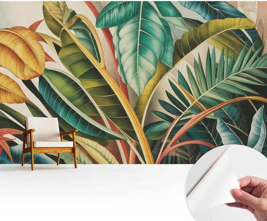Tropisch bladerenbehang met gele en groene tinten achter een witte fauteuil, met een hoek die laat zien dat het zelfklevend is.