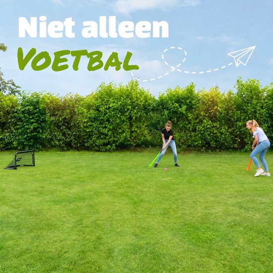 Meisjes spelen hockey in een tuin met een zwart EXIT voetbaldoel op het gras. Tekst: Niet alleen voetbal.
