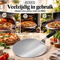Ronde RVS pizzaschep getoond bij gebruik in een oven en op een BBQ, met zwarte handgreep.