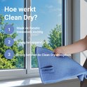 Een blauwe microvezeldoek met 'Clean Dry' label wordt gebruikt om een raam schoon te maken.