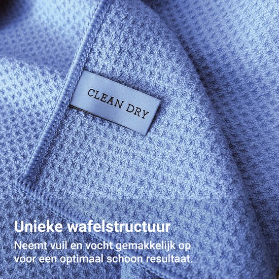 Detailopname van een blauwe microvezeldoek met een wafelstructuur en een 'Clean Dry' label.