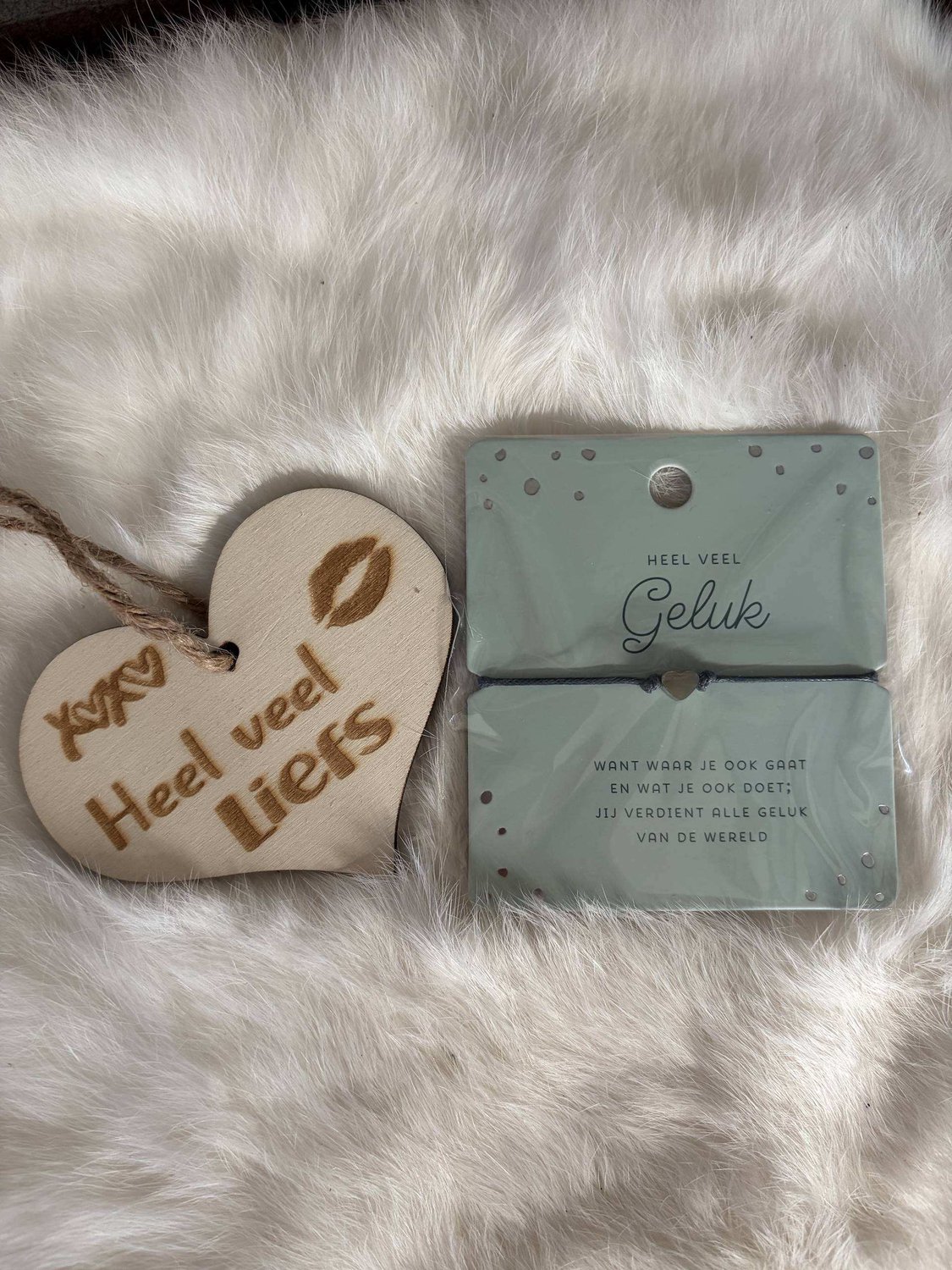 Creaties van hier – Hart Armband - Zilver – 8x9 – verstelbaar - Heel veel Geluk - met houten hartje