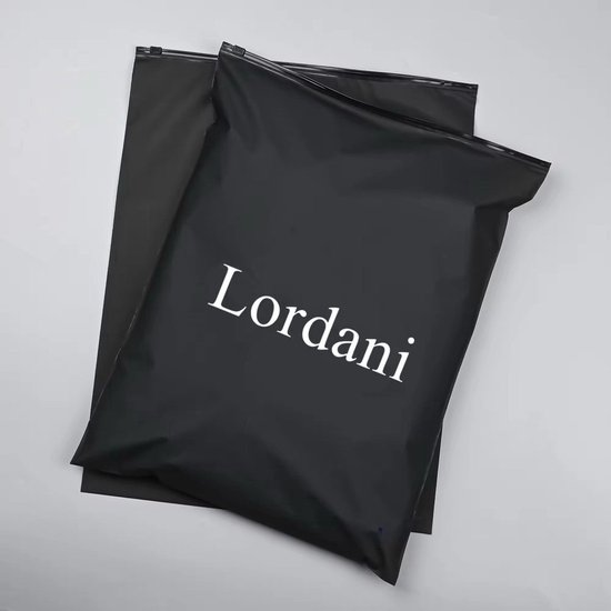 Twee zwarte verzendzakken op elkaar met het witte Lordani-logo in het midden.