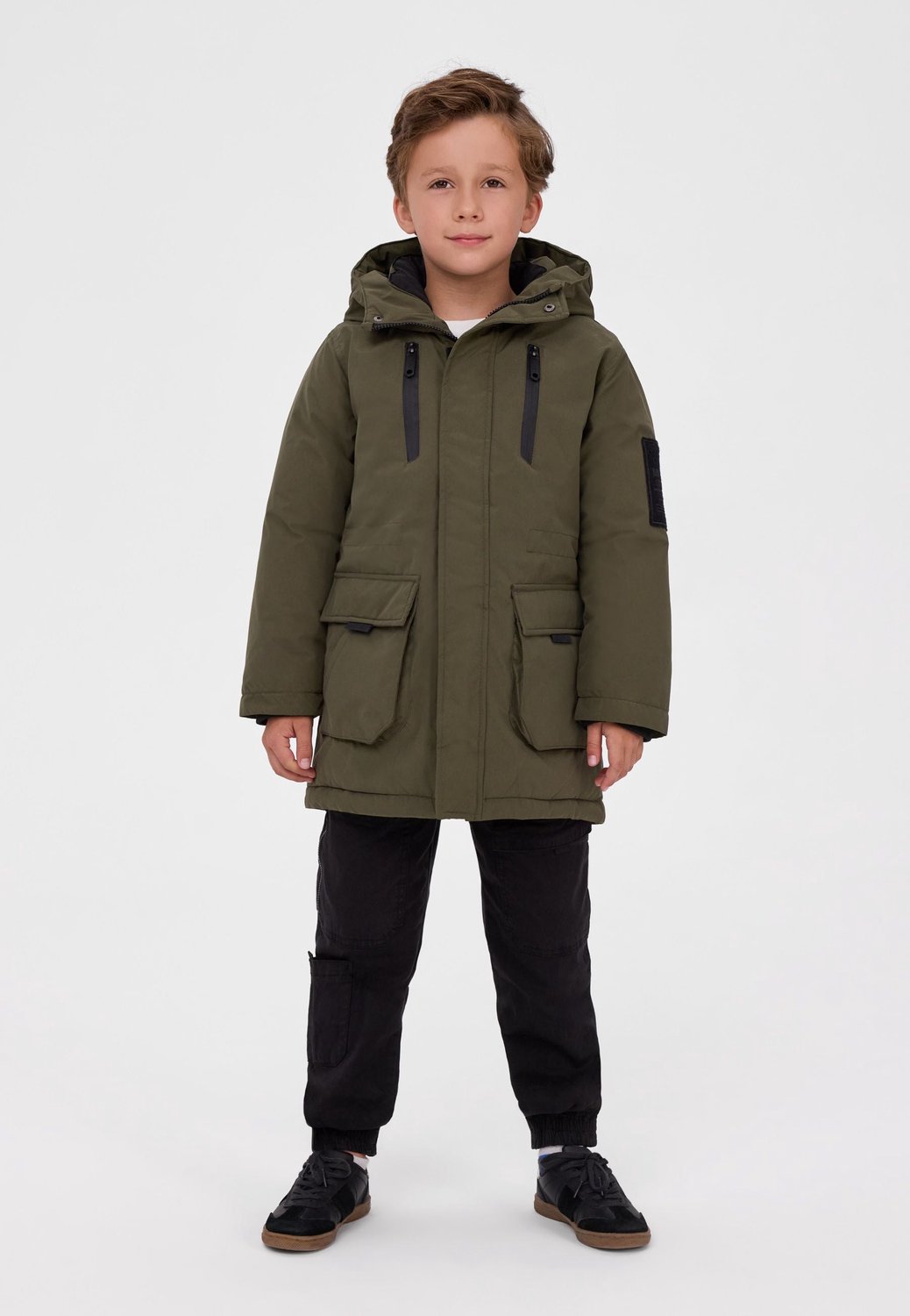 Minoti winterjas jongens – parka – letters op de capuchon – vier zakken – kaki