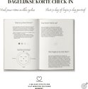 Open Inner Seasons Journal met tekst over cyclisch leven en een menstruatiecyclusdiagram in zachte kleuren.