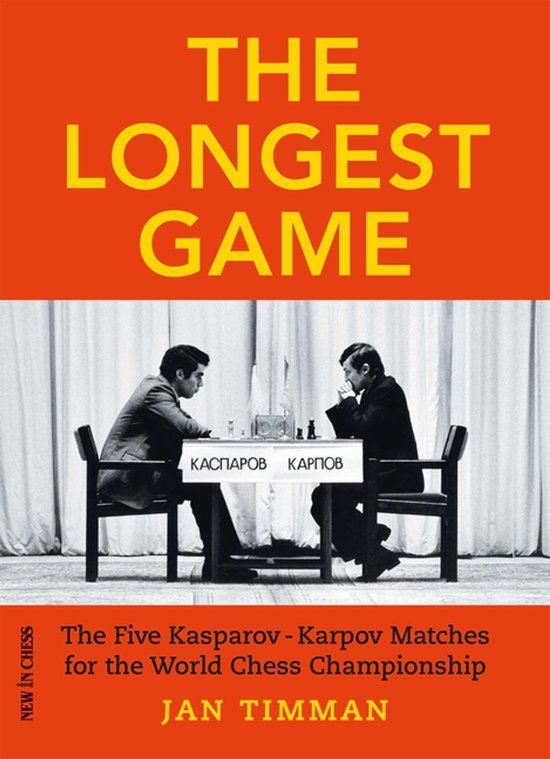 Boekomslag van The Longest Game met een zwart-witfoto van Kasparov en Karpov die schaken op een oranje achtergrond.