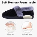 Zwarte pantoffel met grijze pluche rand, toont zachte memory foam binnenzool en tekst Soft Memory Foam Insole.