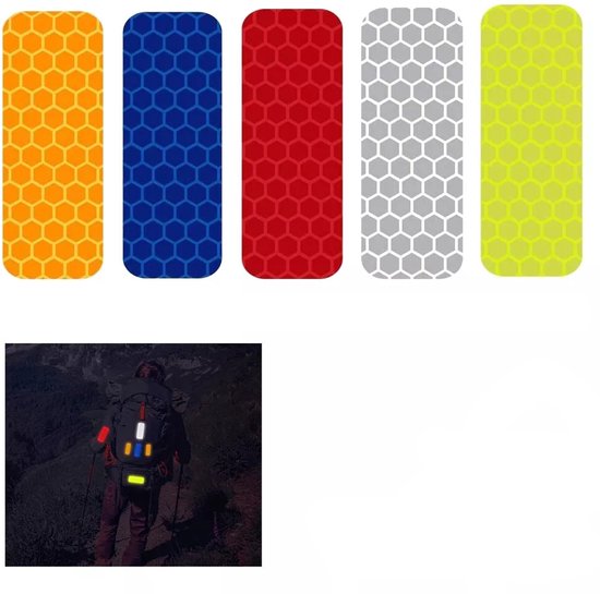 Vijf gekleurde reflecterende stickers met honingraatpatroon en een wandelaar met rugzak met stickers.
