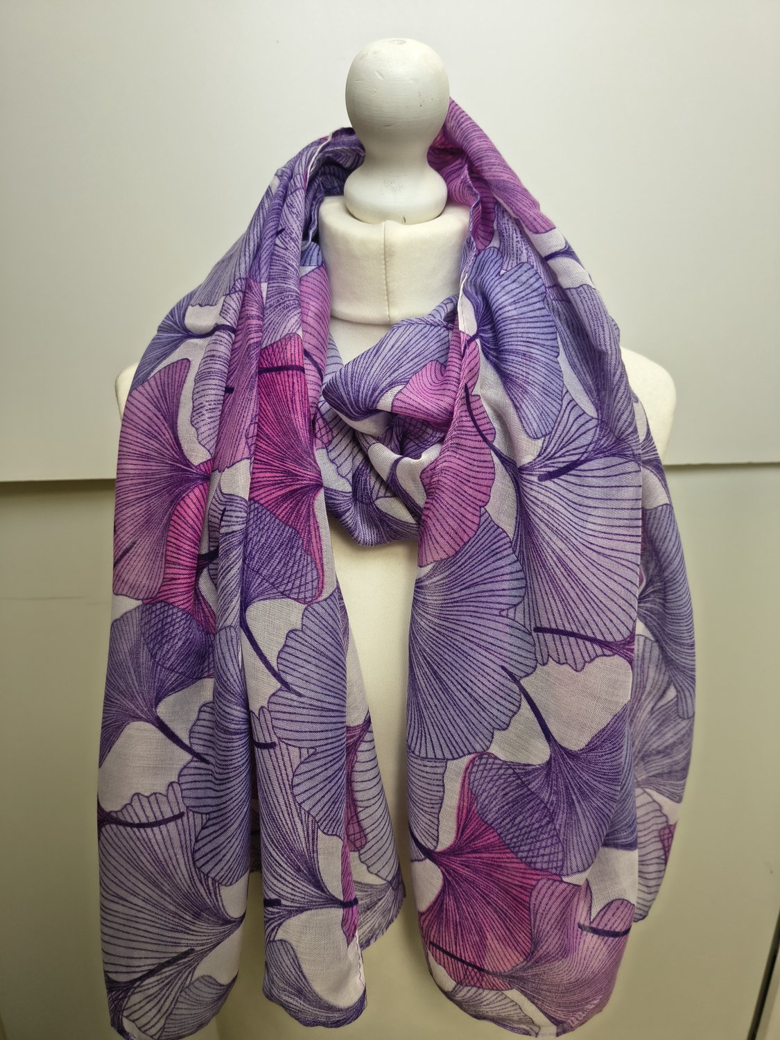 Lange dames sjaal Elselien-ginkgo bladerenmotief-paars wit fuchsia roze lavendel licht mauve donker lila