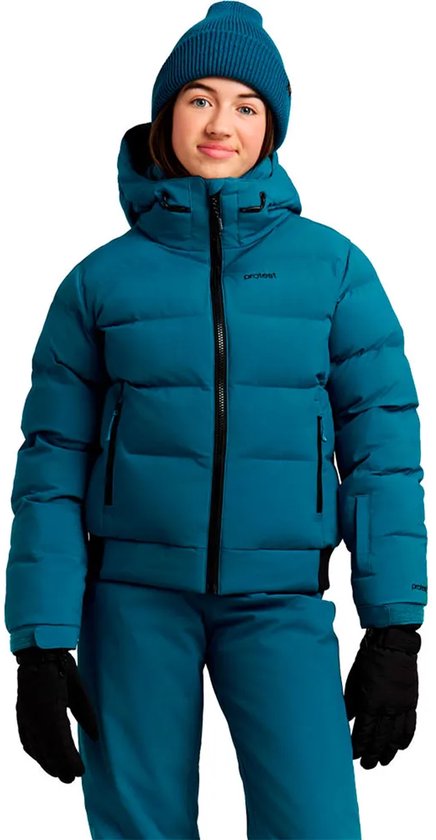Meisje in donkerblauwe winterjas met capuchon, skibroek, muts en zwarte handschoenen, met 'Protest' logo op de jas.