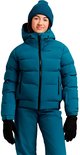 Meisje in donkerblauwe winterjas met capuchon, skibroek, muts en zwarte handschoenen, met 'Protest' logo op de jas.