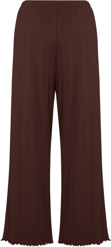 Achterkant van een bruine wijde pyjamabroek met geribbelde stof en golvende broekspijpen.