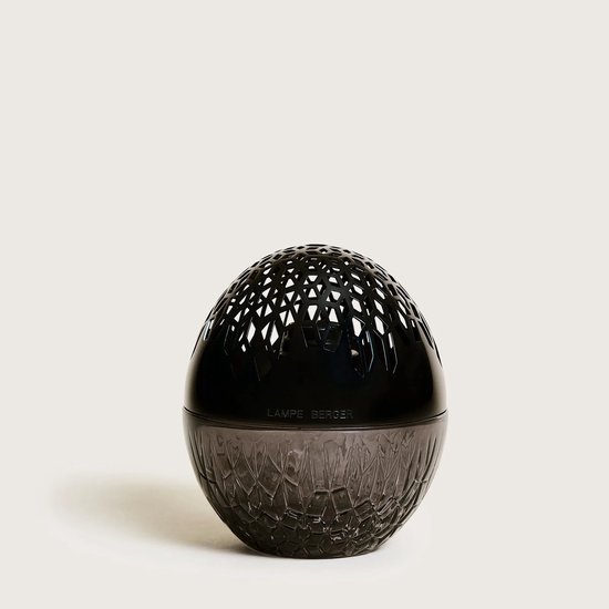 Zwarte Maison Berger Luka Noire geurlamp met opengewerkte dop en reliëfglas.